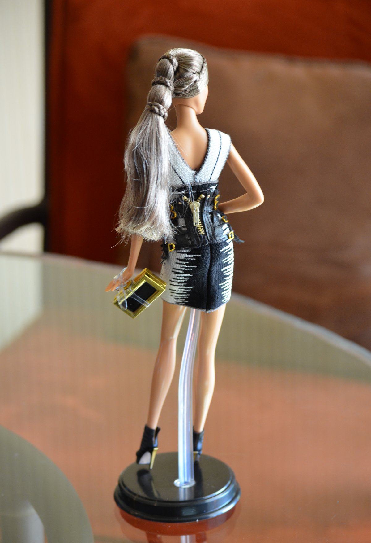 Robes Barbie  La petite robe noire tenue pour poupée Barbie Fashion Royalty